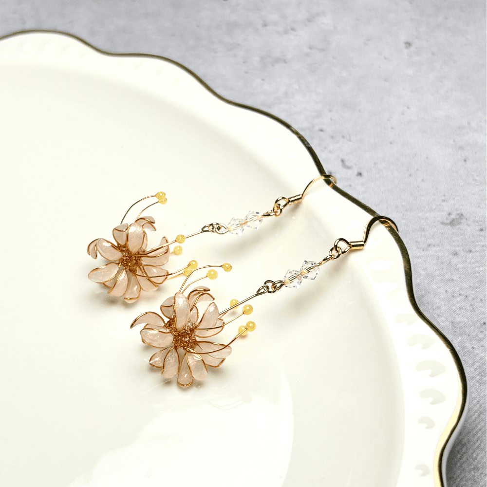 【彼岸花／曼珠沙華】イヤリング ホワイト／ニッケルフリー／白い2粒のストーン／レジン×ワイヤー／幻想的／和装／受注製作 | 5枚目